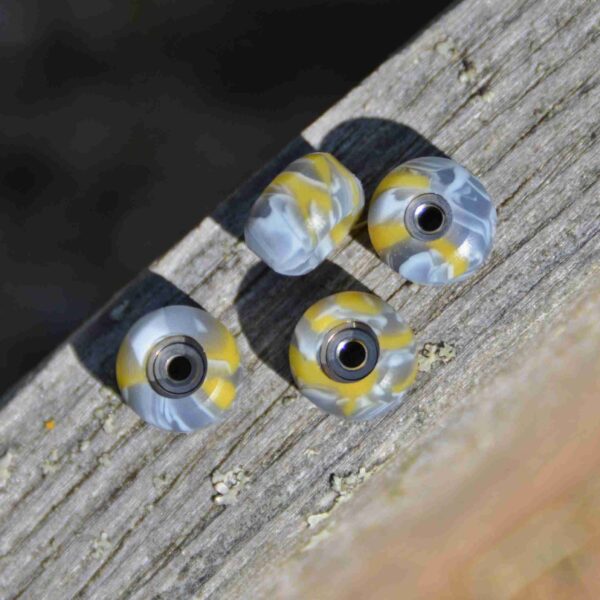 Žíhaná fingerboardová kolečka - žluto-šedá - Image 2